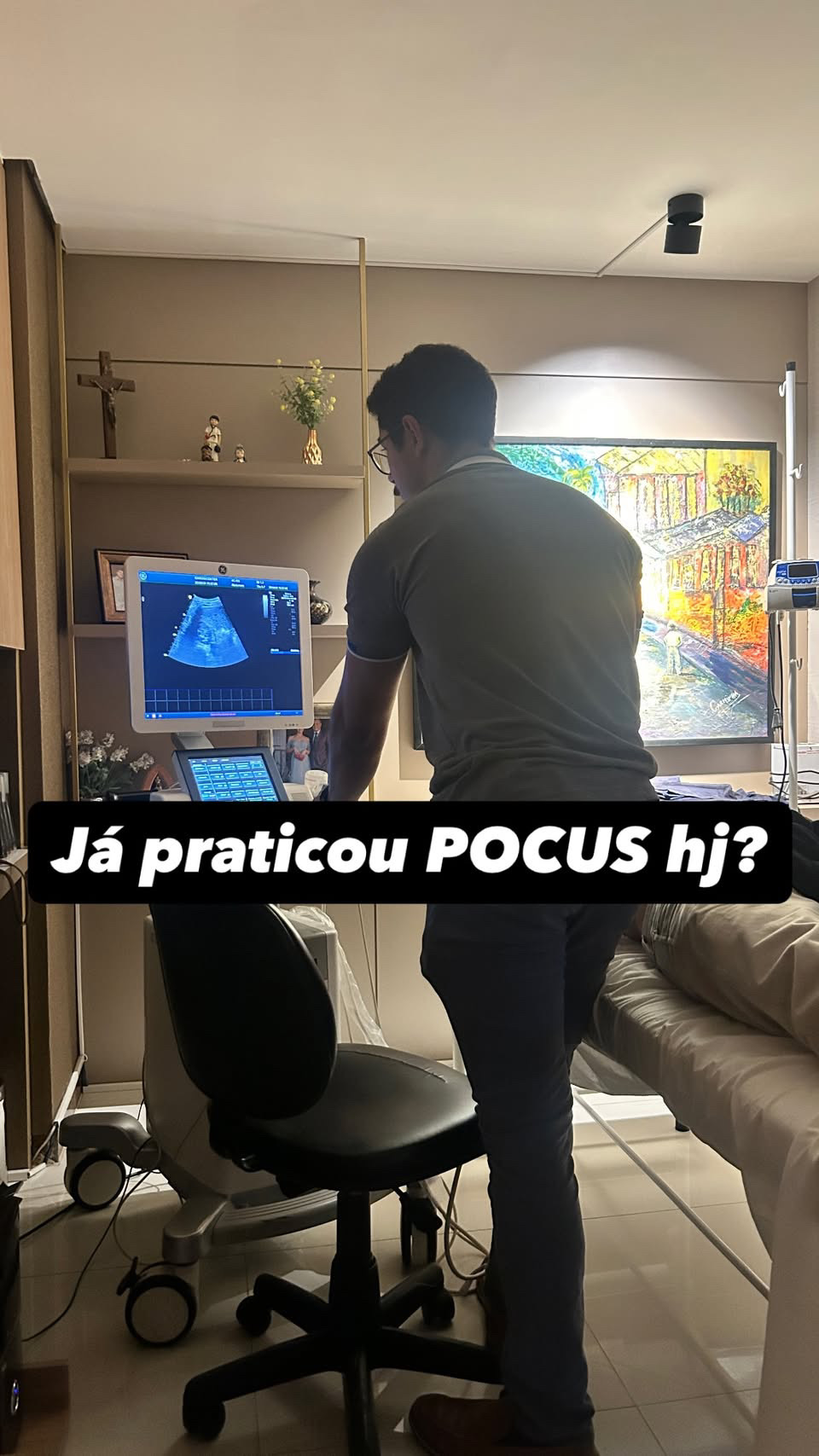 Aluno treinando procedimento na emergência